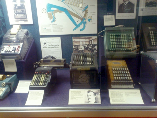 Im Science-Museum - lauter historische Rechenmaschinen.
